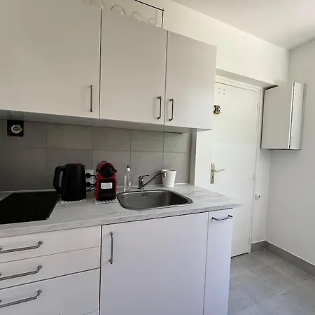 Stylish 1br With Peaceful Garden In 18th District