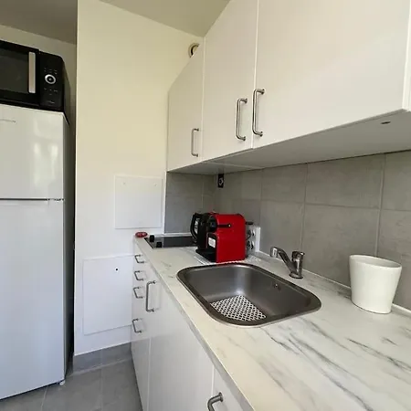 Stylish 1br With Peaceful Garden In 18th District Apartment