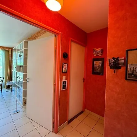 Appartement Stylish 1br With Peaceful Garden In 18th District Parijs