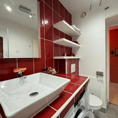 Stylish 1br With Peaceful Garden In 18th District * Parijs