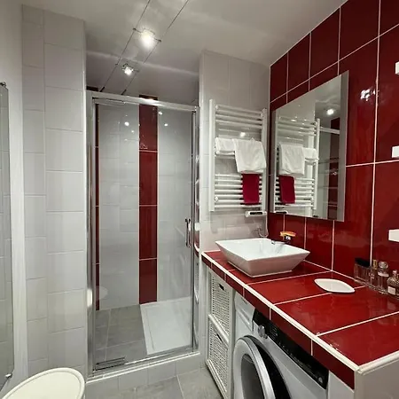 Appartement Stylish 1br With Peaceful Garden In 18th District Parijs