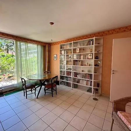 Stylish 1br With Peaceful Garden In 18th District Parijs