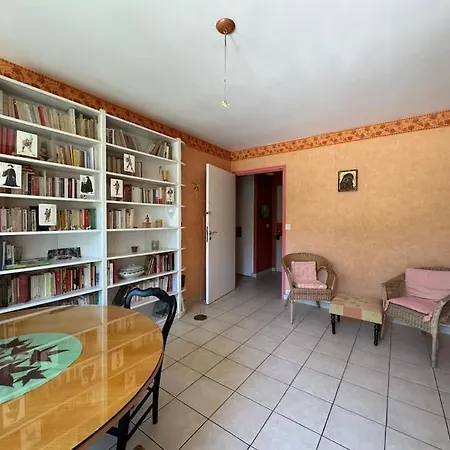 Appartement Stylish 1br With Peaceful Garden In 18th District Parijs