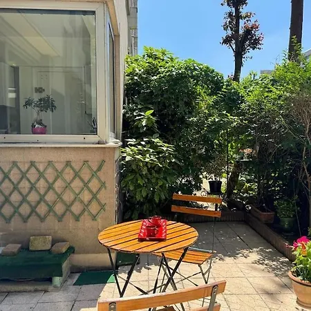 Stylish 1br With Peaceful Garden In 18th District * Parijs